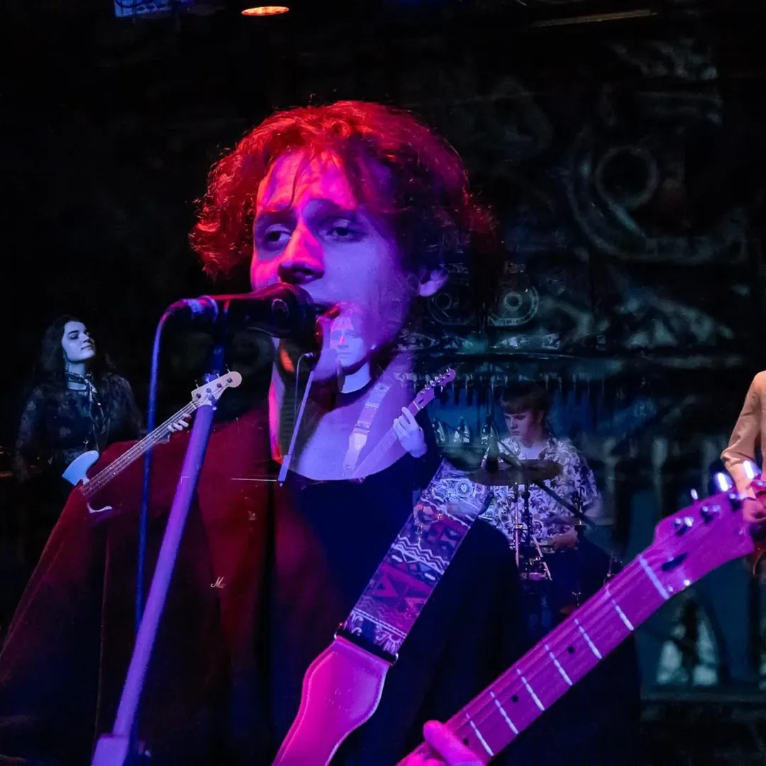 Marek, zpěvák kapely Na nebi paranoidy, na pódiu